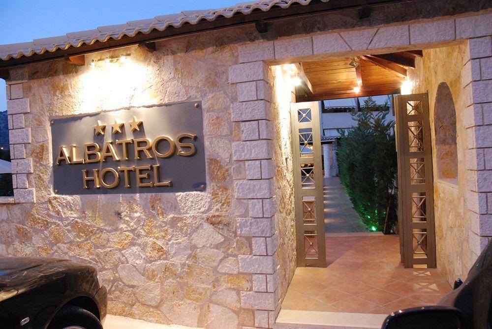 Albatros Hotel Sívota エクステリア 写真