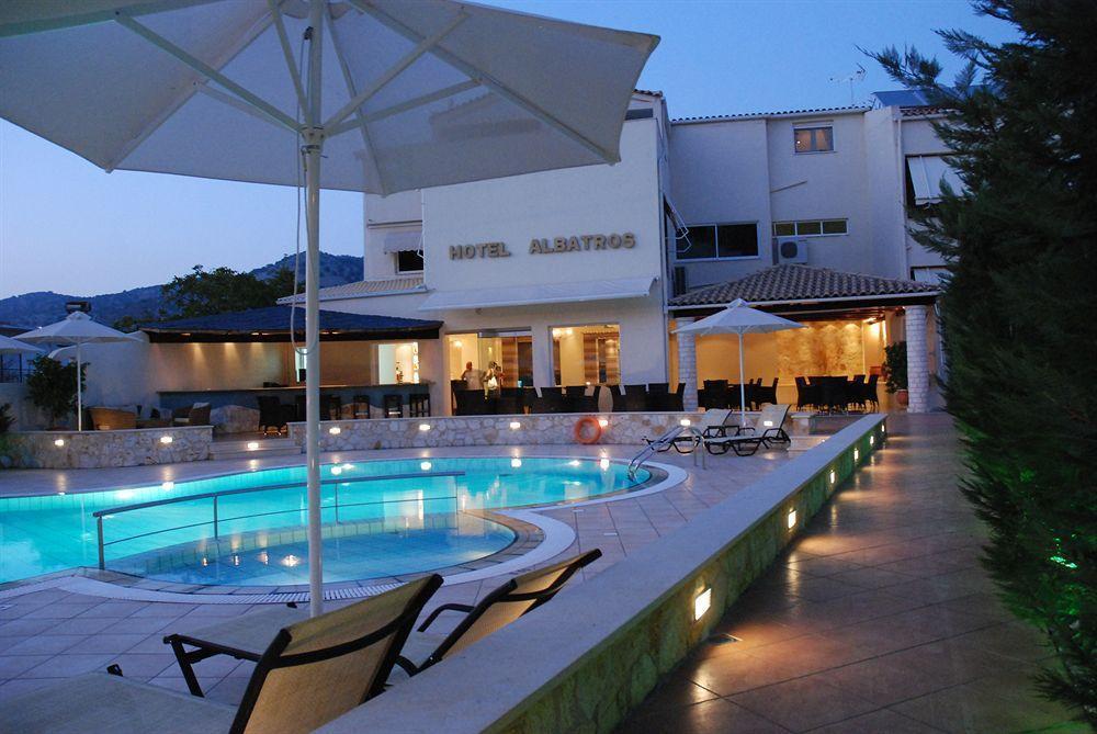 Albatros Hotel Sívota エクステリア 写真