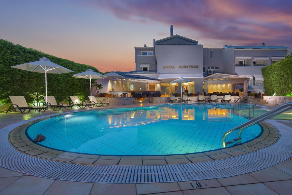 Albatros Hotel Sívota エクステリア 写真